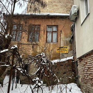 Будинок двох поверховий в центрі міста