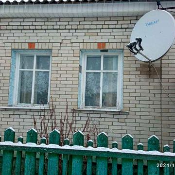 Половина будинку з газовим опаленням та участком з гаражем і сараями