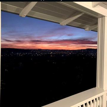 Продається будинок в дуже гарній локаціі ,з велик та гарним  на  місті