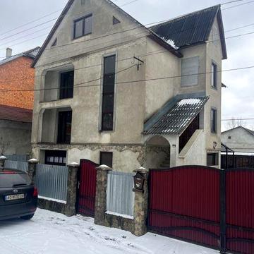 Продається будинок з чорновим ремонтом