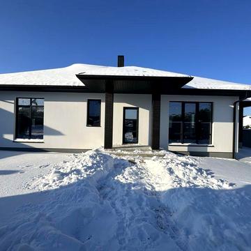 Новий сучасний одноповерховий будинок