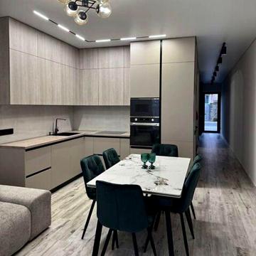 Великий двоповерховий будинок в Ужгороді