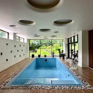 Конча Заспа Рудыки современный дом с бассейном и укрытием!