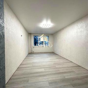 Продаж трикімнатної квартири, перший поверх, ПЗР