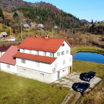 Гірська Вілла з Озером в Тернавці. База Відпочинку. Номери, Лазня.