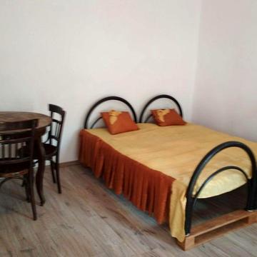 Однокімнатна з парковкою без реєлторських.Для однієї особи