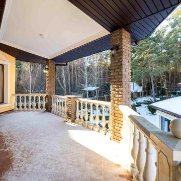 Стоянка. Будинок у найкращому містечку зі своїм озером