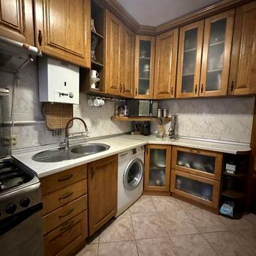 Продається трикімнатна квартира