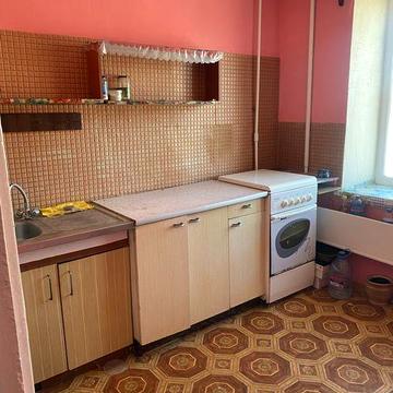 Продам 2-х кім. кв на 5- м районі коло Сільпо.