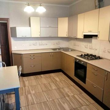 Здаю 2 кім. кв. в Центрі по вул. Хотинська + комора на поверсі