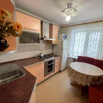 ПРОДАМ:2-х ком,кв,5 этаж,два балкона,в центре,все остается в квартире