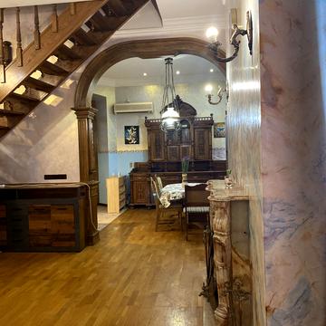 Богдана Хмельницького вул., 32