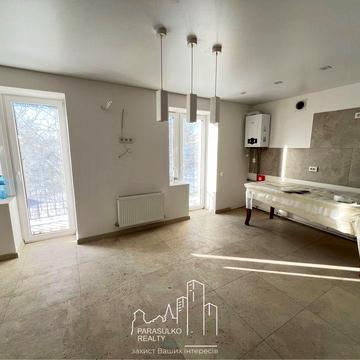 Продам новеньку 2-кімнатну квартиру поряд з центром міста!