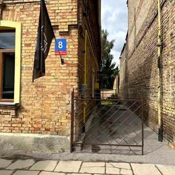 Продається частина будинку з двориком в центрі Луцька