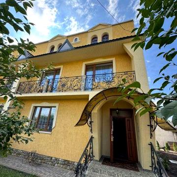 Оренда будинку з паркомісцем