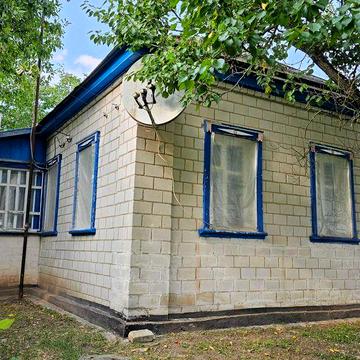 Будинок в селі з газом, пічкою, свердловиною, гарна земельна ділянка