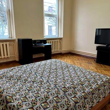 Продаж квартири  поруч з вул. Кобилянської