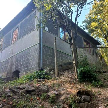 Будинок в селі з меблями та літньою кухнею