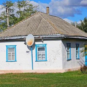 Будинок в селі із свердловиною, гаражем, ангаром для сільхозтехніки