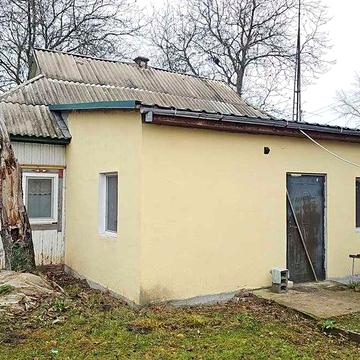 Будинок обігрітий можна зайти і жить, село затишне і тихе, є санвузол