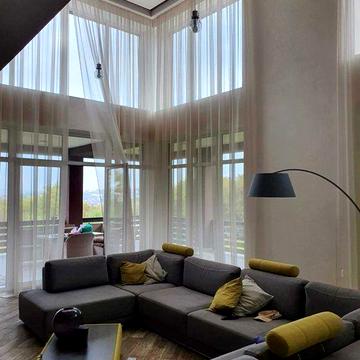 Сучасний будинок з дизайнерським ремонтом,меблями біля центру міста