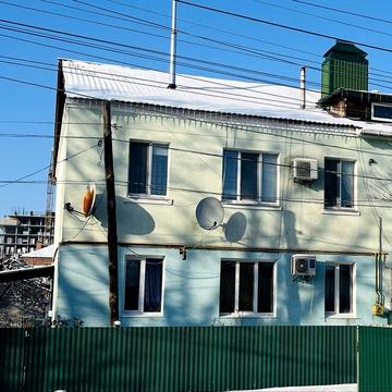 Центр міста, квартира з автономним опаленням та двориком