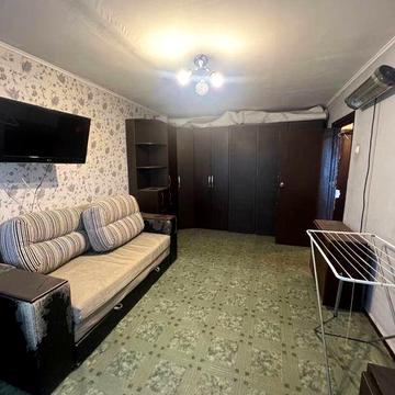 Продам 1 к кв вул Осіння р-он школи  .