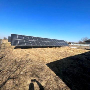 До вашої уваги в продажі старий деревяний будинок із сонячними панелям