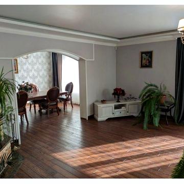 Гарний особняк,є все,гараж на дві машини.