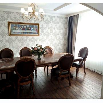 Гарний особняк,є все,гараж на дві машини.