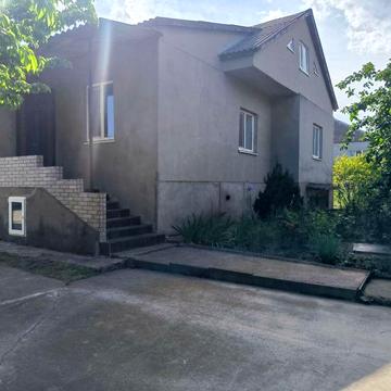 Продам дом в центре поселка Великодолинское