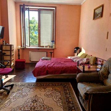 Продаж квартири в центрі на вул. Князя Романа