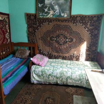 Здається кімната в гуртожитку у Тернополі біля озера.