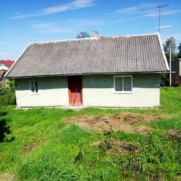 Стара хата з ділянкою