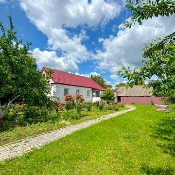 Приватний будинок з великою земеляною ділянкою