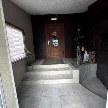 Продаж будинку з банею та гаражем