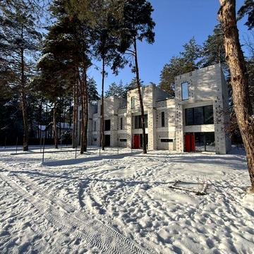 Власне житло в сосновому лісі,закрита територія,асфальт,всі комунікаці