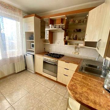 Простора 2-х кімнатна Глушкова Академіка просп., 32 цегляний будинок