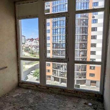 Здана, велика 3-х кімнатна квартира.