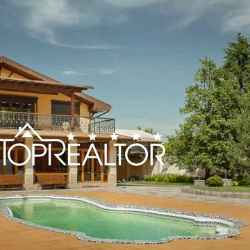 Сучасний заміський котедж із басейном у селищі Високий