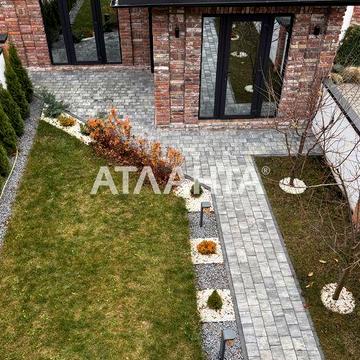 Котедж біля озера з панорамними вікнами та каміном