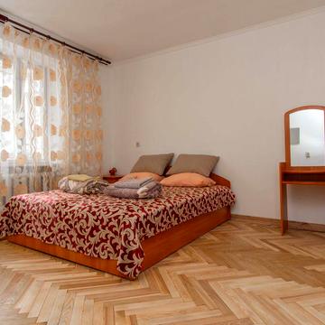 ТЕПЛО , можна потижнево і подобово ,2-й поверх . Читай опис.