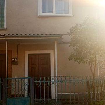 Продається квартира в двоповерховому будинкуна другому поверсі