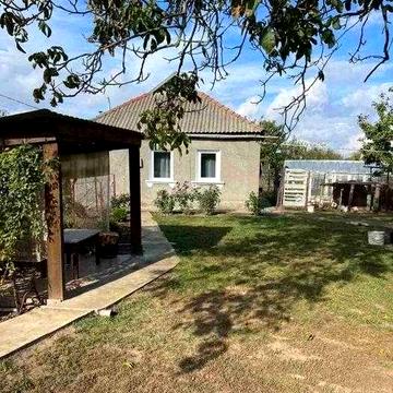 У продажу будинок неподалік від міста.