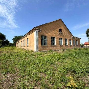 Приміщення з земельною ділянкою в с. Демидівка