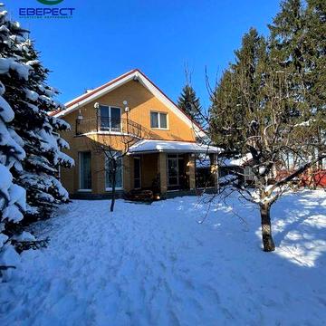 Продаж будинку в класичному стилі