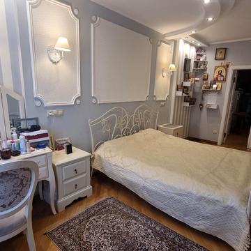 Саперно-Слобідська вул., 8