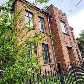 Театральна вул., 9