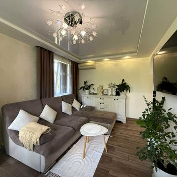 Світла вул., 3