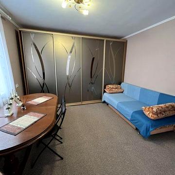 Однокімнатна в будинку на Павленках. Центр.